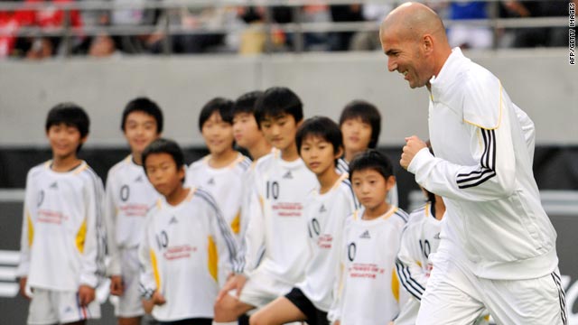 Zinedine Zidane: „Ce-i dă aripi unui copil pe teren? Încrederea antrenorului, nu frica de el.”